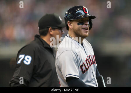 Milwaukee, WI, USA. 9. Mai, 2018. Cleveland Indians catcher Roberto Perez #55 triples in der Major League Baseball Spiel zwischen den Milwaukee Brewers und die Cleveland Indians am Miller Park in Milwaukee, WI. John Fisher/CSM/Alamy leben Nachrichten Stockfoto