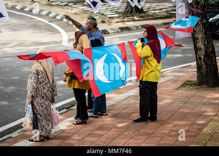 Kuala Lumpur, Malaysia. 9. Mai, 2018. Malaysia Parlamentswahlen (GE 14) am Wahltag. Die Wähler wandern aus Lembah Pantai Bezirk, Mai 9., 2018. © Danny Chan/Alamy Leben Nachrichten. Stockfoto