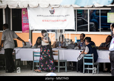 Kuala Lumpur, Malaysia. 9. Mai, 2018. Malaysia Parlamentswahlen (GE 14) am Wahltag. Die Wähler, die sie Weise in Lembah Pantai Bezirk zu stimmen, Mai 9., 2018. © Danny Chan/Alamy Leben Nachrichten. Stockfoto