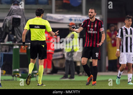 Leonardo Bonucci von Mailand über Spray durch den Schiedsrichter Antonio Damato während der Italienischen 'Tim Cup Final, Übereinstimmung zwischen Juventus 4-0 Mailand am Olympiastadion am 9. Mai 2018 in Roma, Italien verloren. Credit: Maurizio Borsari/LBA/Alamy leben Nachrichten Stockfoto