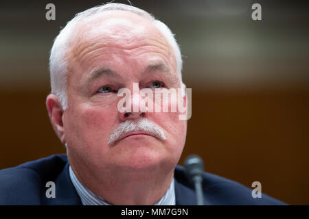 Washington, Vereinigte Staaten von Amerika. 09 Mai, 2018. Randy C. Reevess des US Veterans Affairs schaut während der Senat der Vereinigten Staaten Ausschuss für Mittel Anhörung auf dem Capitol Hill in Washington DC am 9. Mai 2018. Credit: Alex Edelman/CNP | Verwendung der weltweiten Kredit: dpa/Alamy leben Nachrichten Stockfoto