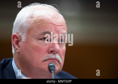 Washington, Vereinigte Staaten von Amerika. 09 Mai, 2018. Randy C. Reevess des US Veterans Affairs schaut während der Senat der Vereinigten Staaten Ausschuss für Mittel Anhörung auf dem Capitol Hill in Washington DC am 9. Mai 2018. Credit: Alex Edelman/CNP | Verwendung der weltweiten Kredit: dpa/Alamy leben Nachrichten Stockfoto