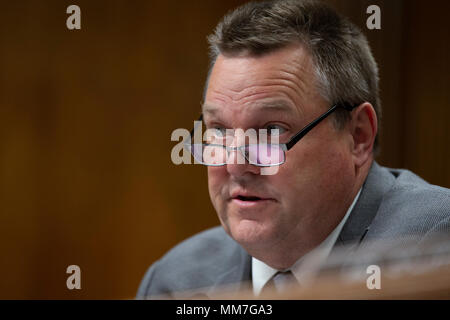 Washington, Vereinigte Staaten von Amerika. 09 Mai, 2018. US-Senator John Tester, Demokrat von Montana, fragt eine Frage während einer Vereinigten Staaten Senat Ausschusses für Mittel Anhörung auf dem Capitol Hill in Washington DC am 9. Mai 2018. Credit: Alex Edelman/CNP | Verwendung der weltweiten Kredit: dpa/Alamy leben Nachrichten Stockfoto