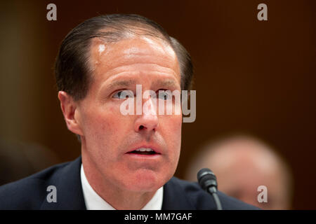 Washington, Vereinigte Staaten von Amerika. 09 Mai, 2018. Jon J. Rychallsskii Assistant Secretary, Abteilung der Veteran-Angelegenheiten. bezeugt, während der Senat der Vereinigten Staaten Ausschuss für Mittel Anhörung auf dem Capitol Hill in Washington DC am 9. Mai 2018. Credit: Alex Edelman/CNP | Verwendung der weltweiten Kredit: dpa/Alamy leben Nachrichten Stockfoto