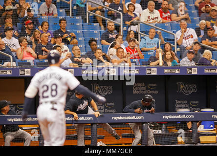 St. Petersburg, Florida, USA. 9. Mai, 2018. JIM DAMASKE | Zeiten. Strahlen Daniel Robertson verliert die Kontrolle über seinen Hieb im achten Inning während der Tampa Bay Rays home Spiel gegen die Atlanta Braves am Tropicana Field in St. Petersburg, FL 5/9/2018. Quelle: Jim Damaske/Tampa Bay Zeiten/ZUMA Draht/Alamy leben Nachrichten Stockfoto