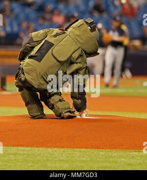 St. Petersburg, Florida, USA. 9. Mai, 2018. JIM DAMASKE | Zeiten. ein Navy EOD Techniker bringt den Ball zum Damm für den Start der Tampa Bay Rays home Spiel gegen die Atlanta Braves am Tropicana Field in St. Petersburg, FL 5/9/2018. Quelle: Jim Damaske/Tampa Bay Zeiten/ZUMA Draht/Alamy leben Nachrichten Stockfoto