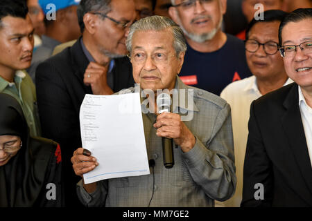 Kuala Lumpur, Malaysia. 10. Mai, 2018. Die 7. Premierminister von Malaysia, Mahathir Mohamad, zeigt ein Brief, während einer Pressekonferenz am 10. Mai in Kuala Lumpur, Malaysia 2018 gebilligt. Mahathir Mohamad sagt er erwartet, als Premierminister vereidigt werden. Quelle: Chris Jung/Alamy leben Nachrichten Stockfoto