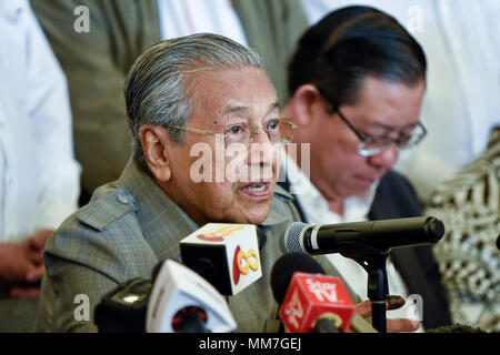 Kuala Lumpur, Malaysia. 10. Mai, 2018. Die 7. Premierminister von Malaysia, Mahathir Mohamad, zeigt ein Brief, während einer Pressekonferenz am 10. Mai in Kuala Lumpur, Malaysia 2018 gebilligt. Mahathir Mohamad sagt er erwartet, als Premierminister vereidigt werden. Quelle: Chris Jung/Alamy leben Nachrichten Stockfoto