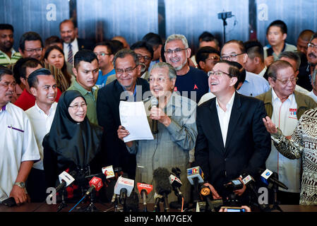 Kuala Lumpur, Malaysia. 10. Mai, 2018. Die 7. Premierminister von Malaysia, Mahathir Mohamad, zeigt ein Brief, während einer Pressekonferenz am 10. Mai in Kuala Lumpur, Malaysia 2018 gebilligt. Mahathir Mohamad sagt er erwartet, als Premierminister vereidigt werden. Quelle: Chris Jung/Alamy leben Nachrichten Stockfoto