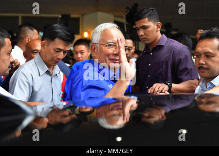 Kuala Lumpur, Malaysia. 10. Mai, 2018. Najib Razak (C), Vorsitzender des Malaysia Regierungskoalition und der Premierminister seit 2009, verlässt nach einer Pressekonferenz in Kuala Lumpur, Malaysia, 10. Mai 2018. Najib Razak sagte am Donnerstag, dass er das Ergebnis der Wahlen, die sah, seine Koalition verliert an die Opposition, geführt vom ehemaligen Premierminister Mahathir Mohamad akzeptiert. Credit: Chong Voon Chung/Xinhua/Alamy leben Nachrichten Stockfoto