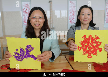 Lianyungang, Lanzhou, China. 10. Mai, 2018. Lanzhou, CHINA - 10. Mai 2018: Menschen machen Traditionelle Chinesische Papier - Stecklinge in Lanzhou, im Osten der chinesischen Provinz Jiangsu, Kennzeichnung der bevorstehenden Muttertag. Credit: SIPA Asien/ZUMA Draht/Alamy leben Nachrichten Stockfoto