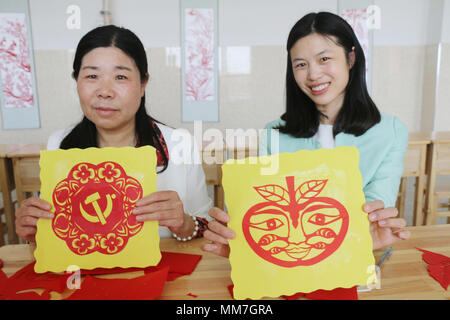 Lianyungang, Lanzhou, China. 10. Mai, 2018. Lanzhou, CHINA - 10. Mai 2018: Menschen machen Traditionelle Chinesische Papier - Stecklinge in Lanzhou, im Osten der chinesischen Provinz Jiangsu, Kennzeichnung der bevorstehenden Muttertag. Credit: SIPA Asien/ZUMA Draht/Alamy leben Nachrichten Stockfoto