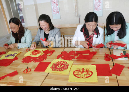 Mai 10, 2018 - Lanzhou, Lanzhou, China - Lanzhou, CHINA - 10. Mai 2018: Menschen machen Traditionelle Chinesische Papier - Stecklinge in Lanzhou, im Osten der chinesischen Provinz Jiangsu, Kennzeichnung der bevorstehenden Muttertag. (Bild: © SIPA Asien über ZUMA Draht) Stockfoto