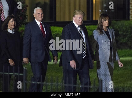 Joiunt Base Andrews, Maryland, USA. 9. Mai, 2018. Präsidenten der Vereinigten Staaten Donald J. Trumpf, rechts Mitte, erste Dame Melania Trump, rechts, US Vice President Mike Pence, Mitte links, und Karen Pence, Links, zu Fuß auf den Asphalt Kim Dong chul, Kim Hak Song und Tony Kim zurück in die USA am Joint Base Andrews in Maryland am Donnerstag, dem 10. Mai 2018. Die drei Männer wurden in Nordkorea für Zeiträume von einem und zwei Jahren inhaftiert. Sie wurden uns Staatssekretär Mike Pompeo freigegeben als Geste im führen wird - bis zu den Gesprächen zwischen Präsident Trump und N Stockfoto