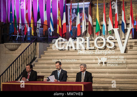 Monasterio de Yuste, Cuacos de Yuste, Spanien. 9. Mai, 2018 - (l) Guillermo Fernández Vara spanische Politiker von der spanischen Sozialistischen Arbeiterpartei und Präsident der Extremadura seit 2015 (c) Felipe VI., König von Spanien, (r) María Alfonso DASTIS Quecedo spanischen Diplomaten und Minister für auswärtige Angelegenheiten Spaniens Momente vor dem Carlos V Preisverleihung. Credit: Esteban Martinena Guerrero/Alamy leben Nachrichten Stockfoto