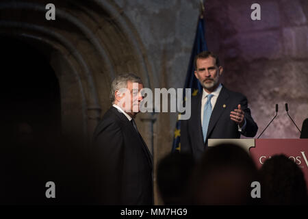 Monasterio de Yuste, Cuacos de Yuste, Spanien. 9. Mai, 2018 - (r) Felipe VI., König von Spanien, gibt das Carlos V Preis an (c) Antonio Tajani, der Präsident des Europäischen Parlaments während der Carlos V Preisverleihung. Credit: Esteban Martinena Guerrero/Alamy leben Nachrichten Stockfoto