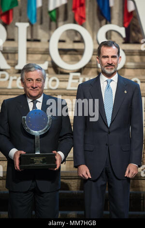 Monasterio de Yuste, Cuacos de Yuste, Spanien. 9. Mai, 2018 - (r) Felipe VI., König von Spanien, gibt das Carlos V Preis an (c) Antonio Tajani, der Präsident des Europäischen Parlaments während der Carlos V Preisverleihung. Credit: Esteban Martinena Guerrero/Alamy leben Nachrichten Stockfoto