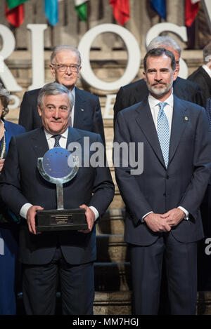 Monasterio de Yuste, Cuacos de Yuste, Spanien. 9. Mai, 2018 - (r) Felipe VI., König von Spanien, gibt das Carlos V Preis zu (i), Antonio Tajani, der Präsident des Europäischen Parlaments während der Carlos V Preisverleihung. Credit: Esteban Martinena Guerrero/Alamy leben Nachrichten Stockfoto