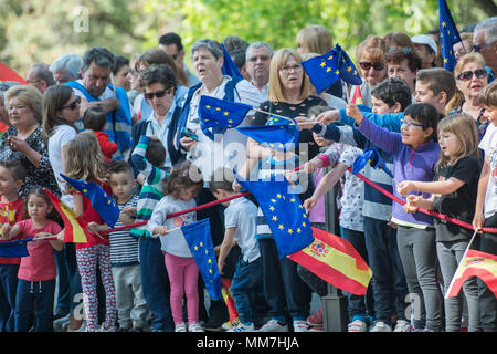 Monasterio de Yuste, Cuacos de Yuste, Spanien. 9. Mai, 2018 - Menschen wartet auf die Ankunft des Königs von Spanien, das Carlos V Preisverleihung, wo Antonio TAJANI, Europäischen Parlaments von Felipe VI., König von Spanien, das Carlos V-Preis. Credit: Esteban Martinena Guerrero/Alamy leben Nachrichten Stockfoto