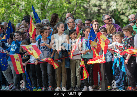 Monasterio de Yuste, Cuacos de Yuste, Spanien. 9. Mai, 2018 - Menschen wartet auf die Ankunft des Königs von Spanien, das Carlos V Preisverleihung, wo Antonio TAJANI, Europäischen Parlaments von Felipe VI., König von Spanien, das Carlos V-Preis. Credit: Esteban Martinena Guerrero/Alamy leben Nachrichten Stockfoto