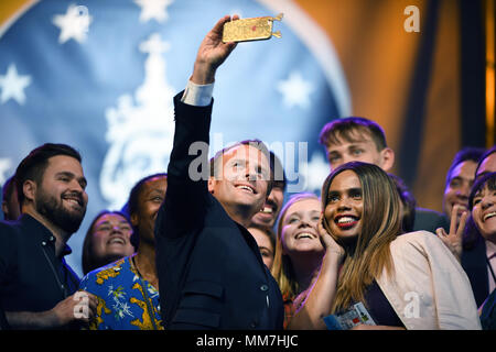 09 Mai 2018, Deutschland, Aachen: Der französische Präsident Emmanuel Längestrich eine selfie mit der Jugend Gewinner der Karlspreis an einem Bürger fair. Längestrich erhält den Karlspreis am 10. Mai 2018 für seine kraftvolle Vision eines neuen Europa. Foto: Ina Faßbender/dpa Stockfoto