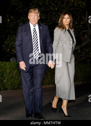 Joint Base Andrews, Maryland, USA. 10. Mai, 2018. Washington, DC, USA. 10. Mai, 2018. Us-Präsident Donald Trump und First Lady Melania Trump Gesicht Reportern auf den Süden Rasen des Weißen Hauses vor dem Boarding Marine One eine Veranstaltung im Joint Base Andrews in Washington, DC, USA, am Donnerstag, dem 10. Mai 2018. Nordkorea hat die drei US-Bürger, die für zwei Jahre inhaftiert waren, eine Geste des guten Willens vor einer geplanten Gipfeltreffen zwischen Trumpf und Kim Jong Un, der in den kommenden Wochen erwartet. Credit: Yuri Gripas/Pool über CNP | Verwendung der weltweiten Kredit: dpa Picture alliance/Alam Stockfoto