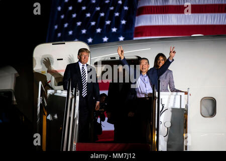 Joint Base Andrews, Maryland, USA. 10. Mai, 2018. Ehemalige amerikanische Gefangene Kim Dong Chul wirft seine Arme, als er durch US-Präsident Donald Trump und First Lady Melania Trump mit zwei anderen amerikanischen Häftlinge nach ihrer Ankunft aus Nordkorea am Joint Base Andrews, Maryland, USA, am Donnerstag, dem 10. Mai 2018 begrüßt wird. Nordkorea hat die drei US-Bürger, die für zwei Jahre inhaftiert waren, eine Geste des guten Willens vor einer geplanten Gipfeltreffen zwischen Präsident Donald Trump und Kim Jong Un, der in den kommenden Wochen erwartet. Quelle: dp-Quelle: dpa Picture alliance/Alamy leben Nachrichten Stockfoto