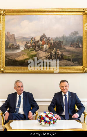 Warschau, Polen. 10. Mai, 2018. Der tschechische Präsident Milos Zeman (Links) zu Besuch in Polen, und trifft sich mit der polnische Präsident Andrzej Duda (rechts) in Warschau, Polen, 10. Mai 2018. Quelle: David Tanecek/CTK Photo/Alamy leben Nachrichten Stockfoto