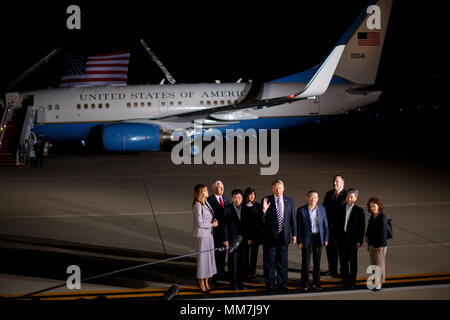 (180510) - Washington D.C., 10. Mai 2018 (Xinhua) - US-Präsident Donald Trump (5 l), seine Frau Melania Trump (1 l), Vice President Mike Pence (2 l), Staatssekretär Mike Pompeo (3. R) Willkommen drei Häftlinge zurück in die Vereinigten Staaten an Joint Base Andrews in Washington, DC, USA, 10. Mai 2018. Drei US-Bürger, die gerade von der Demokratischen Volksrepublik Korea (DVRK) kam in Washington früher Donnerstag, da die beiden Länder befreit sahen, ihre Beziehungen in den letzten Wochen warm. Die drei Häftlinge, genannt Kim Hak-Song, Tony Kim, Kim Dong-chul, sind alle US-Bürger Stockfoto