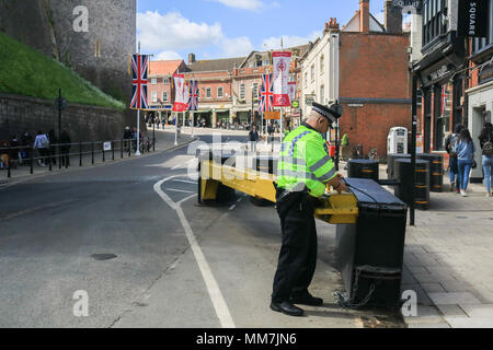 Windsor, Berkshire GROSSBRITANNIEN. 10. Mai 2018. Security Barrier bei Windor High Street mit etwas mehr als eine Woche, bis die Hochzeit von SKH Prinz Harry und Meghan Markle im Windsor Kapelle am 19. Mai 2018 Credit: Amer ghazzal/Alamy leben Nachrichten Stockfoto