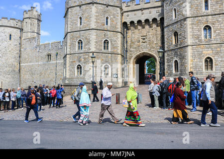 Windsor, Berkshire GROSSBRITANNIEN. 10. Mai 2018. Touristen, die in Windsor Schloss Blenden und Kapelle nur über eine Woche, bis die Hochzeit von SKH Prinz Harry und Meghan Markle im Windsor Kapelle am 19. Mai 2018 Credit: Amer ghazzal/Alamy leben Nachrichten Stockfoto