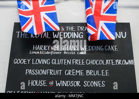 Windsor, Berkshire GROSSBRITANNIEN. 10. Mai 2018. königliche Hochzeit Menü angezeigt, die außerhalb einer Gaststätte mit nur etwas mehr als eine Woche, bis die Hochzeit von SKH Prinz Harry und Meghan Markle im Windsor Kapelle am 19. Mai 2018 Credit: Amer ghazzal/Alamy leben Nachrichten Stockfoto