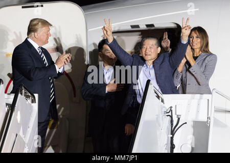 Suitland, MD, USA. 10. Mai, 2018. Präsident DONALD TRUMP und seine Frau MELANIA TRUMP begrüßte die drei amerikanischen Häftlinge (Kim Dong-chul, Kim HAK-Song, und TONY KIM) in Gefangenschaft in Nordkorea am Joint Base Andrews in Suitland, Maryland hielt am 10. Mai 2018. Quelle: Michael Brochstein/ZUMA Draht/Alamy leben Nachrichten Stockfoto