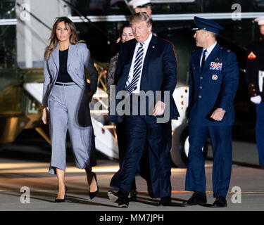 Präsident Donald Trump und seine Frau Melania ankommen für die Rückkehr der drei amerikanischen Gefangenen in Gefangenschaft in Nordkorea am Joint Base Andrews statt in Suitland. Stockfoto