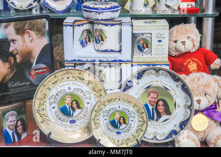 Windsor, Berkshire GROSSBRITANNIEN. 10. Mai 2018. Souvenir Platten von Prinz AHrry und Meghan Markle auf Anzeige in einem Schaufenster mit etwas mehr als eine Woche bis Hochzeit in Windsor Kapelle am 19. Mai 2018 Credit: Amer ghazzal/Alamy leben Nachrichten Stockfoto