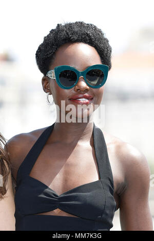 Cannes, Frankreich. 10. Mai 2018. Lupita Nyongo'o besucht die '355' Fotoshooting während der 71St Cannes Film Festival im Majestic Beach Pier am 10. Mai 2018 in Cannes, Frankreich. Quelle: John Rasimus/Medien Punch *** FRANKREICH, SCHWEDEN, NORWEGEN, DENARK, Finnland, USA, Tschechische Republik, SÜDAMERIKA NUR*** Credit: MediaPunch Inc/Alamy leben Nachrichten Stockfoto