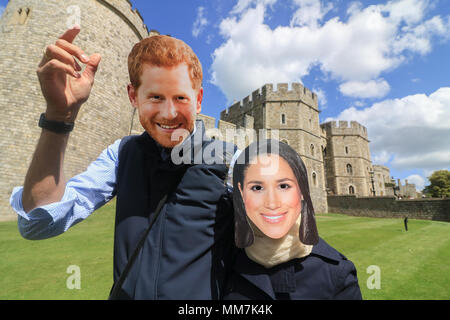 Windsor, Berkshire GROSSBRITANNIEN. 10. Mai 2018. Die Touristen tragen Prinz Harry und Meghan Markle Masken posieren vor Windsor Castle mit über einer Woche bis Hochzeit in Windsor Kapelle am 19. Mai 2018 Credit: Amer ghazzal/Alamy leben Nachrichten Stockfoto