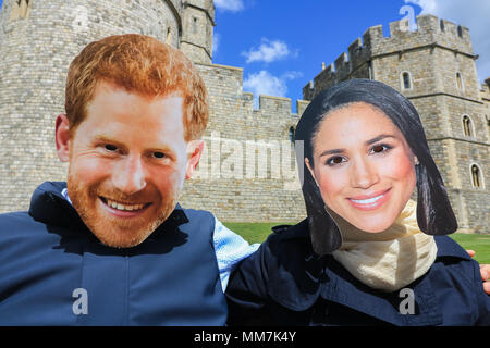 Windsor, Berkshire GROSSBRITANNIEN. 10. Mai 2018. Die Touristen tragen Prinz Harry und Meghan Markle Masken posieren vor Windsor Castle mit über einer Woche bis Hochzeit in Windsor Kapelle am 19. Mai 2018 Credit: Amer ghazzal/Alamy leben Nachrichten Stockfoto