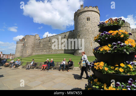 Windsor, Berkshire GROSSBRITANNIEN. 10. Mai 2018. Touristen genießen den Sonnenschein vor Windsor Castle mit über einer Woche bis Hochzeit in Windsor Kapelle am 19. Mai 2018 Credit: Amer ghazzal/Alamy leben Nachrichten Stockfoto