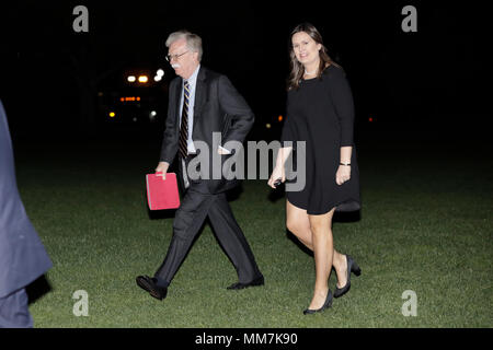 Der nationale Sicherheitsberater John Bolton und Pressesprecher des Weißen Hauses, Sarah Huckabee Sanders Spaziergang auf dem Südrasen des Weißen Hauses bei der Rückkehr von Joint Base Andrews in Washington, DC, USA, am Donnerstag, dem 10. Mai 2018. Nordkorea hat die drei US-Bürger, die für zwei Jahre inhaftiert waren, eine Geste des guten Willens vor einer geplanten Gipfeltreffen zwischen Trumpf und Kim Jong Un, der in den kommenden Wochen erwartet. Credit: Yuri Gripas/Pool über CNP/MediaPunch Stockfoto