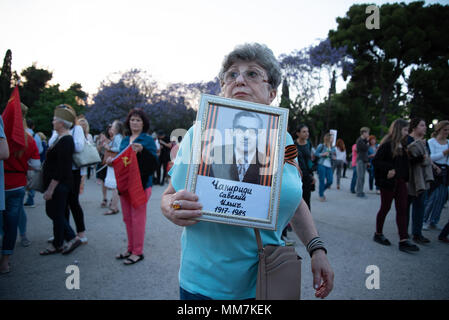 Athen, Griechenland. 9. Mai, 2018. Die russischen Frauen, die Fotos ihrer Verwandten. Russische aus Griechenland Feiern der 73'' der Tag des Sieges,''. Die Sammlung, der als "Unsterbliche Bataillon bekannt,'' wurde von Verwandten und Nachfahren der russischen Veteranen des Zweiten Weltkriegs, die aus der Russischen Kirche der Heiligen Dreifaltigkeit, das Denkmal des unbekannten Soldaten für die Abscheidung von kränzen reiste besucht. Credit: Vangelis Evangeliou/SOPA Images/ZUMA Draht/Alamy leben Nachrichten Stockfoto