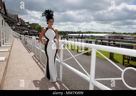 Boodles Mai Festival, Chester Rennen. Chester, UK. 10. Mai 2018. Die Wohnung Saison in feinem Stil auf Damen Tag am Boodles Mai Festival an der Rennbahn von Chester. Gute Laune und Spaß Moden an der Tagesordnung waren wie die Menschen in zu diesem fantastischen Event auf dem Horse racing Kalender beflockt. Credit: MediaWorldImages/AlamyLiveNews Stockfoto