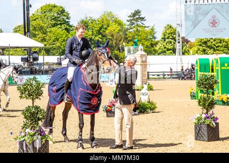 Windsor, Berkshire, Großbritannien. 10. Mai 2018. Tag 2. Royal Windsor Horse Show. Windsor. Berkshire. UK. Springen. St George 2 Phase. CSI2*. Joseph Davison reiten Vilenco. Sieger. GBR. 10.05.2018. Credit: Sport in Bildern/Alamy leben Nachrichten Stockfoto