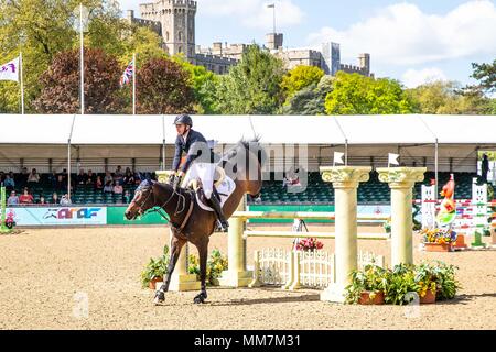 Windsor, Berkshire, Großbritannien. 10. Mai 2018. Tag 2. Royal Windsor Horse Show. Windsor. Berkshire. UK. Springen. St George 2 Phase. CSI2*. Joseph Davison reiten Vilenco. Sieger. Windsor Castle. GBR. 10.05.2018. Credit: Sport in Bildern/Alamy leben Nachrichten Stockfoto