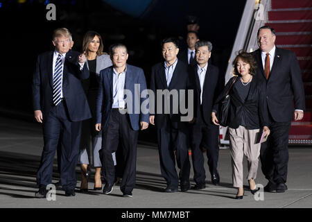 Suitland, MD, USA. 10. Mai, 2018. Präsident DONALD TRUMP und seine Frau MELANIA TRUMP Verlassen der Ebene mit den drei amerikanischen Häftlinge (Kim Dong-chul, Kim HAK-Song, und TONY KIM) in Gefangenschaft in Nordkorea zusammen mit Staatssekretär MIKE POMPEO, an Joint Base Andrews in Suitland, Maryland statt. Quelle: Michael Brochstein/ZUMA Draht/Alamy leben Nachrichten