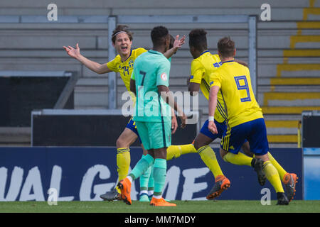 Burton upon Trent, Großbritannien. 10 Mau 2018. Rasmus Wikstom (Schweden) feiert Eröffnung der zählen während der 2018 UEFA U-17 Meisterschaft Gruppe B Spiel zwischen Schweden und Portugal bei Pirelli Stadion am 10. Mai 2018 in Burton upon Trent, England. Credit: PHC Images/Alamy leben Nachrichten Stockfoto