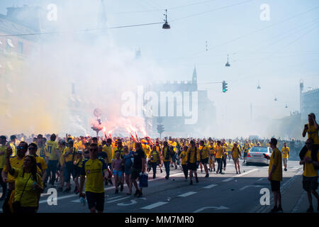 Kopenhagen, Dänemark. Bröndby IF Football Supporters Flut in die Straße vom Rathausplatz in Kopenhagen, Trinken, Beleuchtung Feuerwerk und Sperrung des Verkehrs vor dem Dänischen Pokalspiel. Bild: Hugh Mitton/Alamy leben Nachrichten Stockfoto