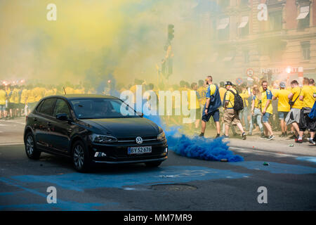 Kopenhagen, Dänemark. Bröndby IF Football Supporters Flut in die Straße vom Rathausplatz in Kopenhagen, Trinken, Beleuchtung Feuerwerk und Sperrung des Verkehrs vor dem Dänischen Pokalspiel. Bild: Hugh Mitton/Alamy leben Nachrichten Stockfoto