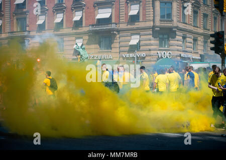 Kopenhagen, Dänemark. Bröndby IF Football Supporters Flut in die Straße vom Rathausplatz in Kopenhagen, Trinken, Beleuchtung Feuerwerk und Sperrung des Verkehrs vor dem Dänischen Pokalspiel. Bild: Hugh Mitton/Alamy leben Nachrichten Stockfoto