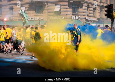 Kopenhagen, Dänemark. Bröndby IF Football Supporters Flut in die Straße vom Rathausplatz in Kopenhagen, Trinken, Beleuchtung Feuerwerk und Sperrung des Verkehrs vor dem Dänischen Pokalspiel. Bild: Hugh Mitton/Alamy leben Nachrichten Stockfoto